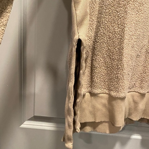 Aerie Chilled Out Beige Fuzzy Sweater Size XS - Picture 4 of 7